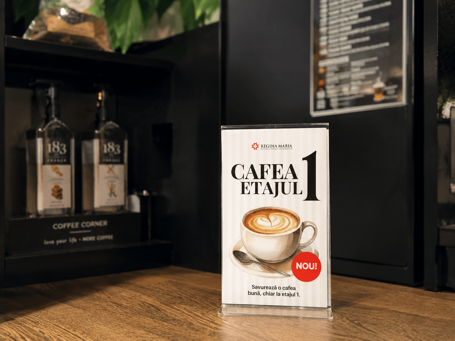 Pliantul tipărit, expus pe blat la punctul de cafea